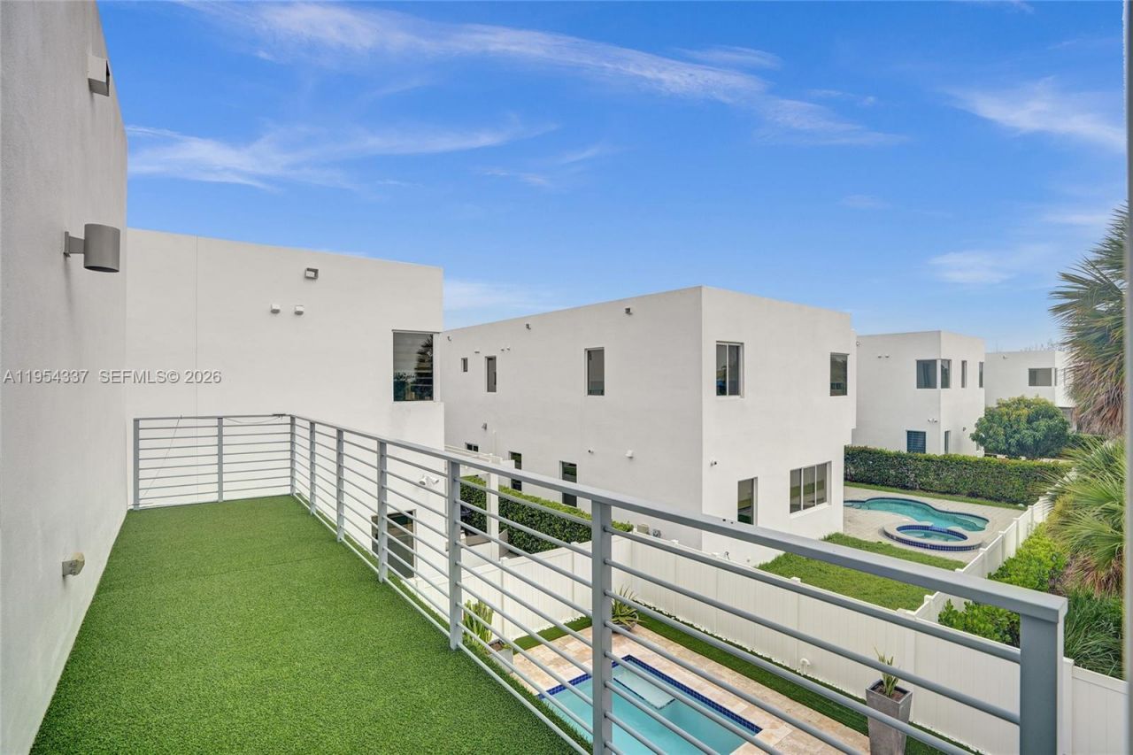 9995 NW 75th St, Doral, FL 33178 Photo