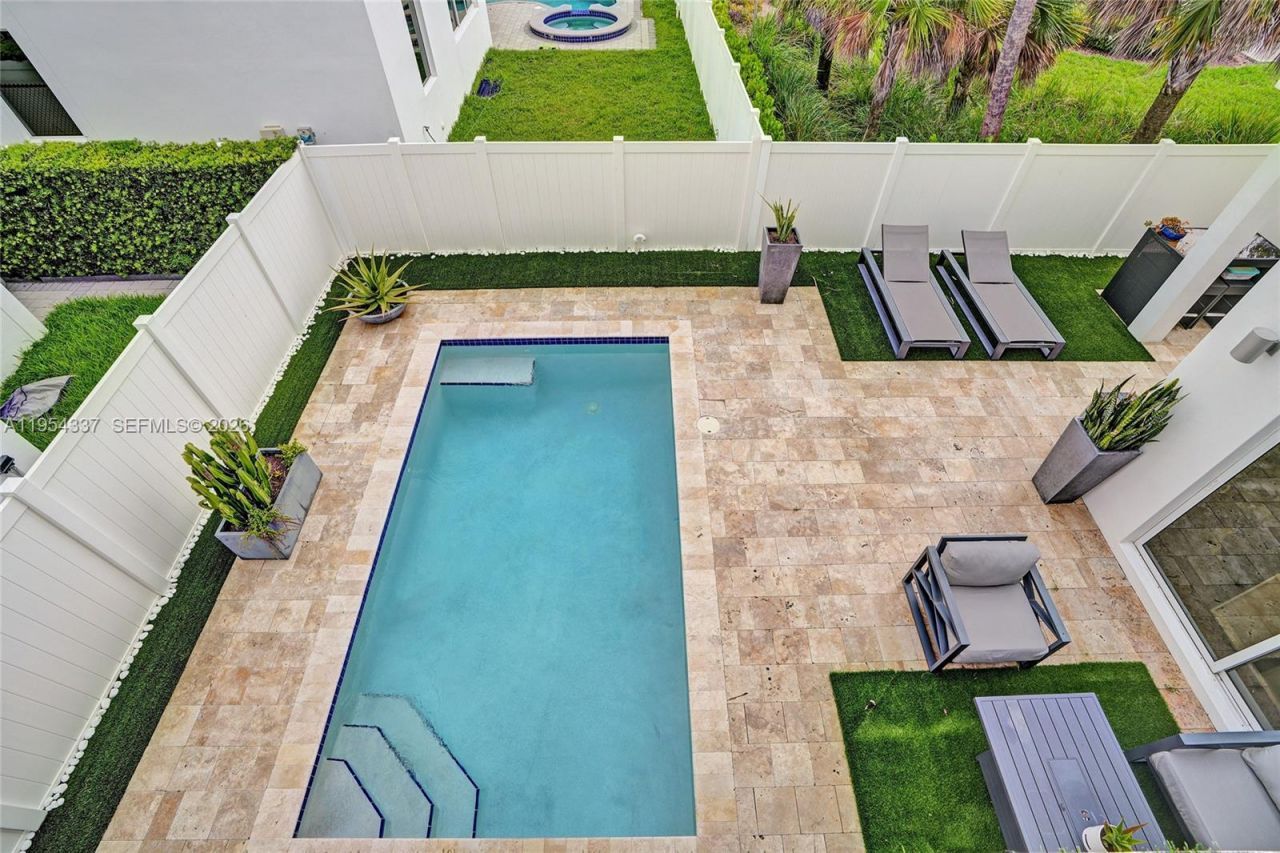 9995 NW 75th St, Doral, FL 33178 Photo