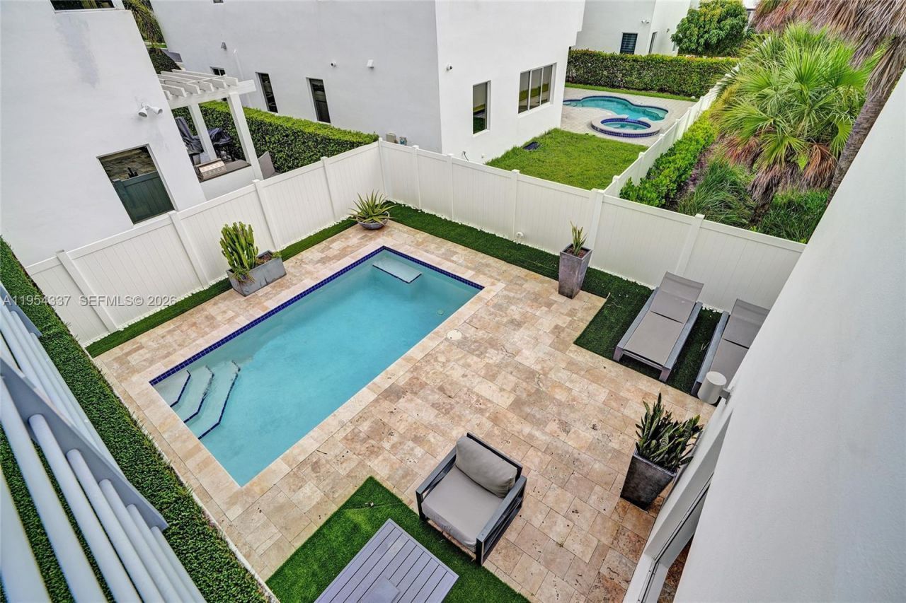 9995 NW 75th St, Doral, FL 33178 Photo