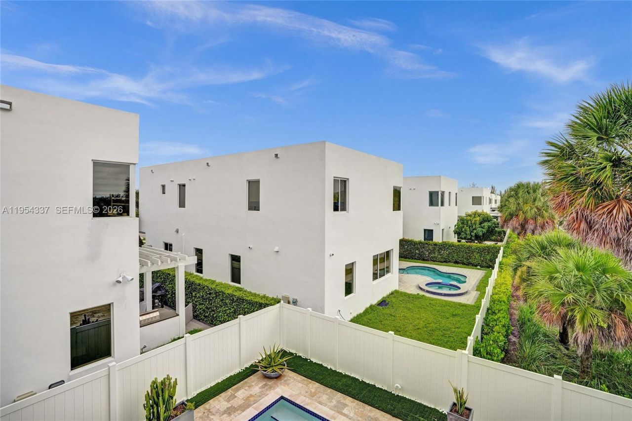 9995 NW 75th St, Doral, FL 33178 Photo