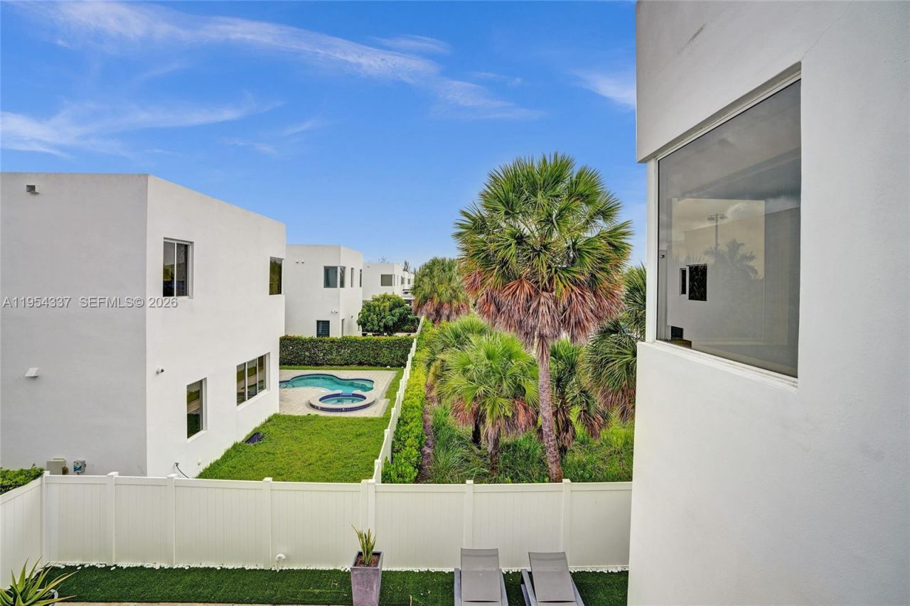 9995 NW 75th St, Doral, FL 33178 Photo