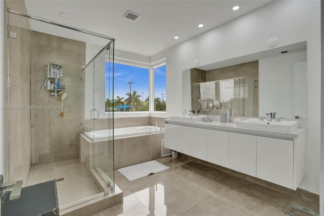 9995 NW 75th St, Doral, FL 33178 Photo