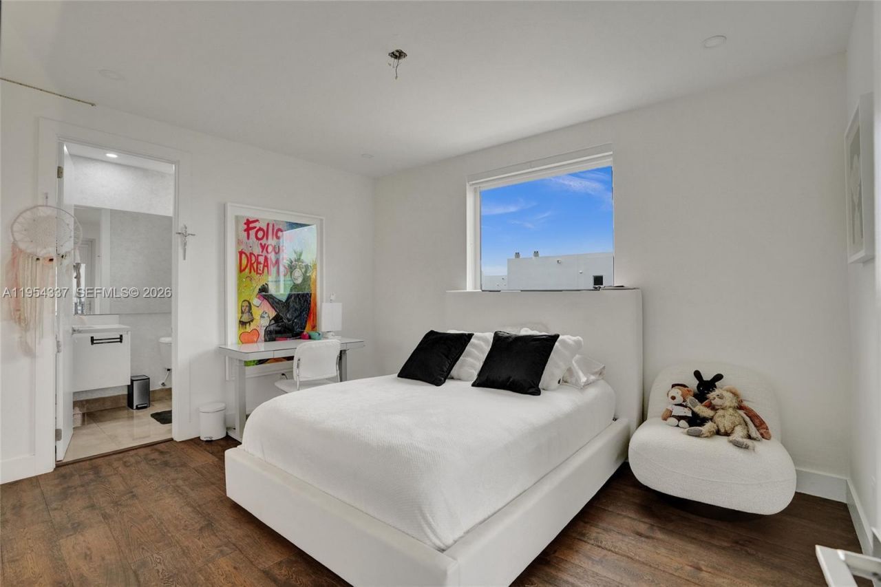 9995 NW 75th St, Doral, FL 33178 Photo