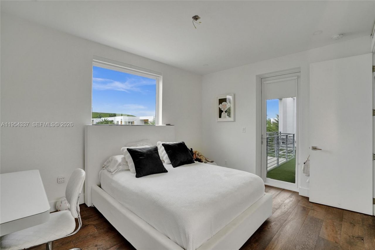 9995 NW 75th St, Doral, FL 33178 Photo