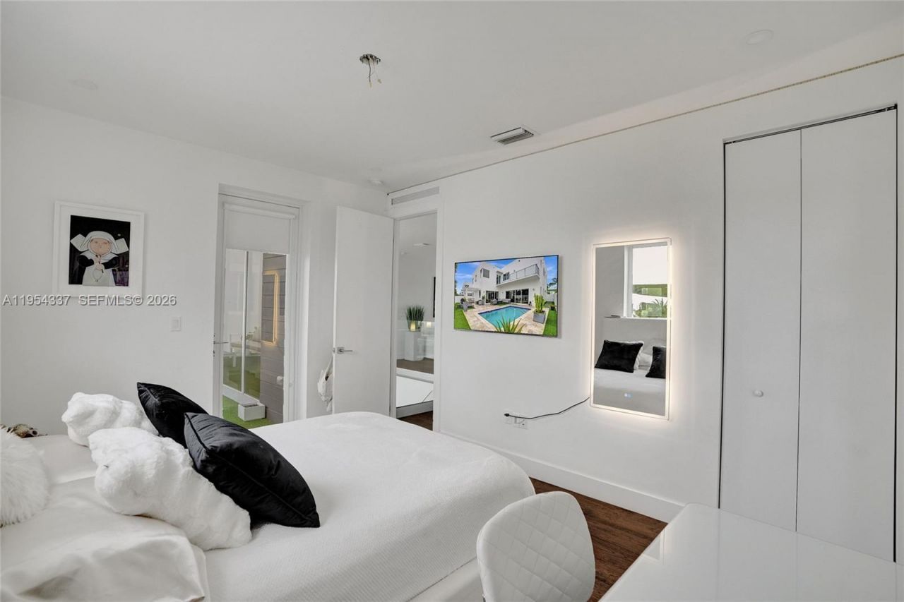 9995 NW 75th St, Doral, FL 33178 Photo