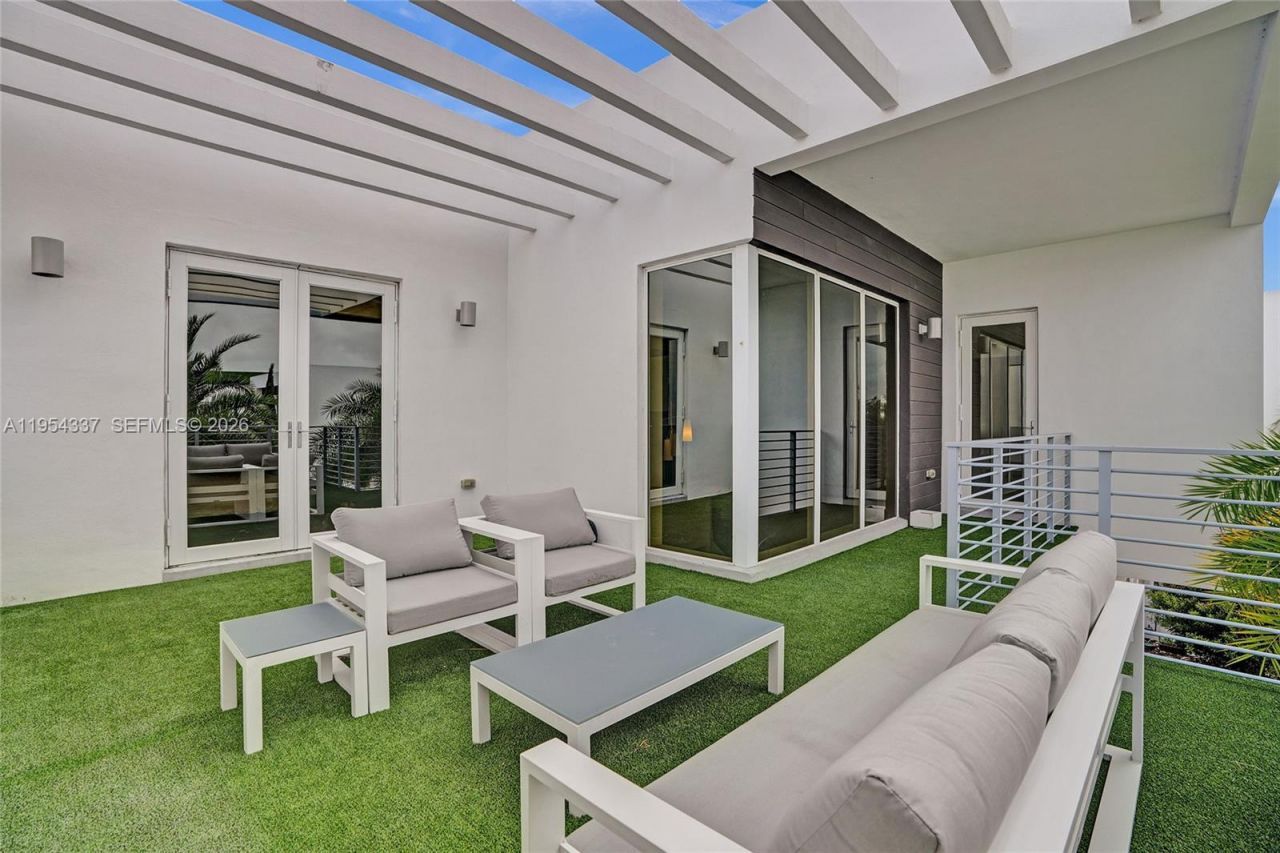 9995 NW 75th St, Doral, FL 33178 Photo