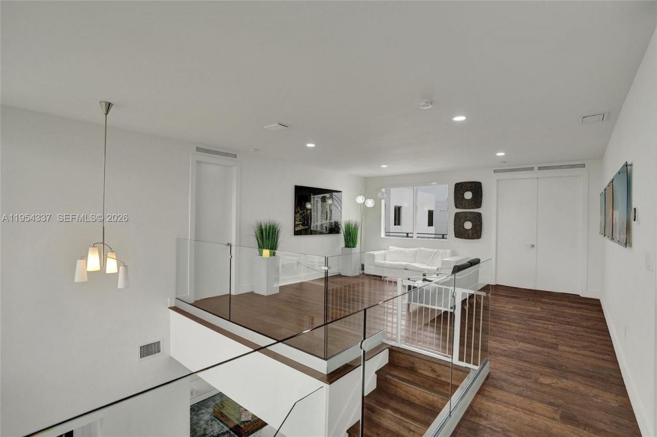 9995 NW 75th St, Doral, FL 33178 Photo