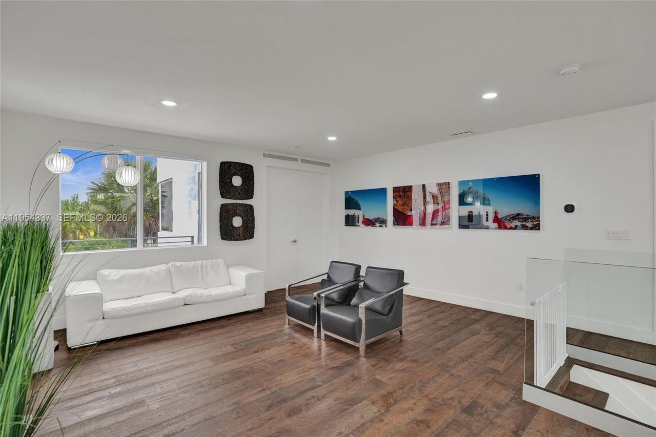 9995 NW 75th St, Doral, FL 33178 Photo