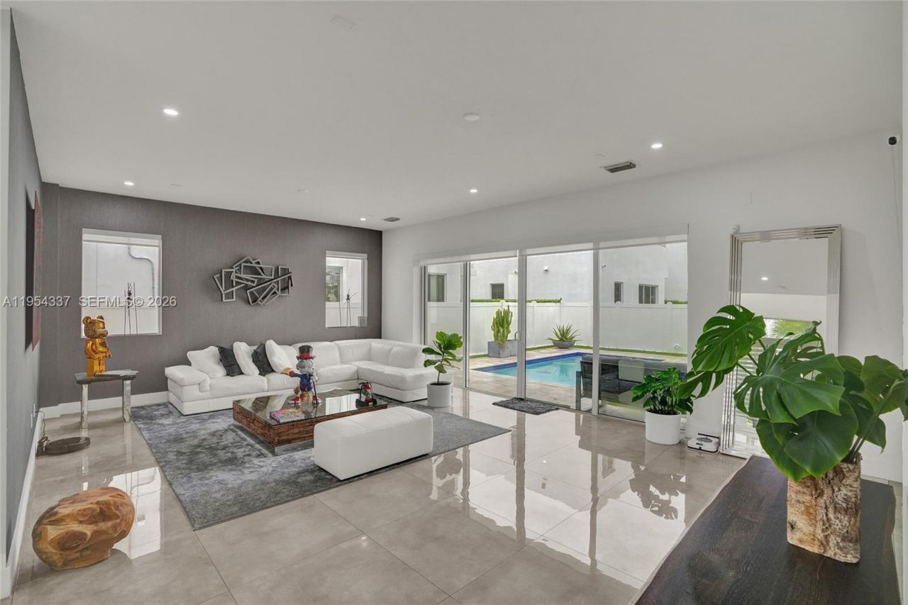 9995 NW 75th St, Doral, FL 33178 Photo