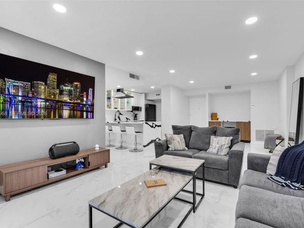 3800 Hillcrest Dr, Unit 203, Hollywood, FL 33021