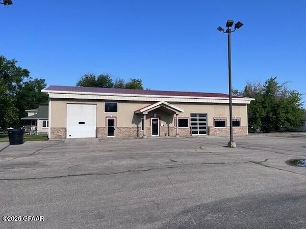 910 WASHINGTON Street S, Grand Forks, ND 58201