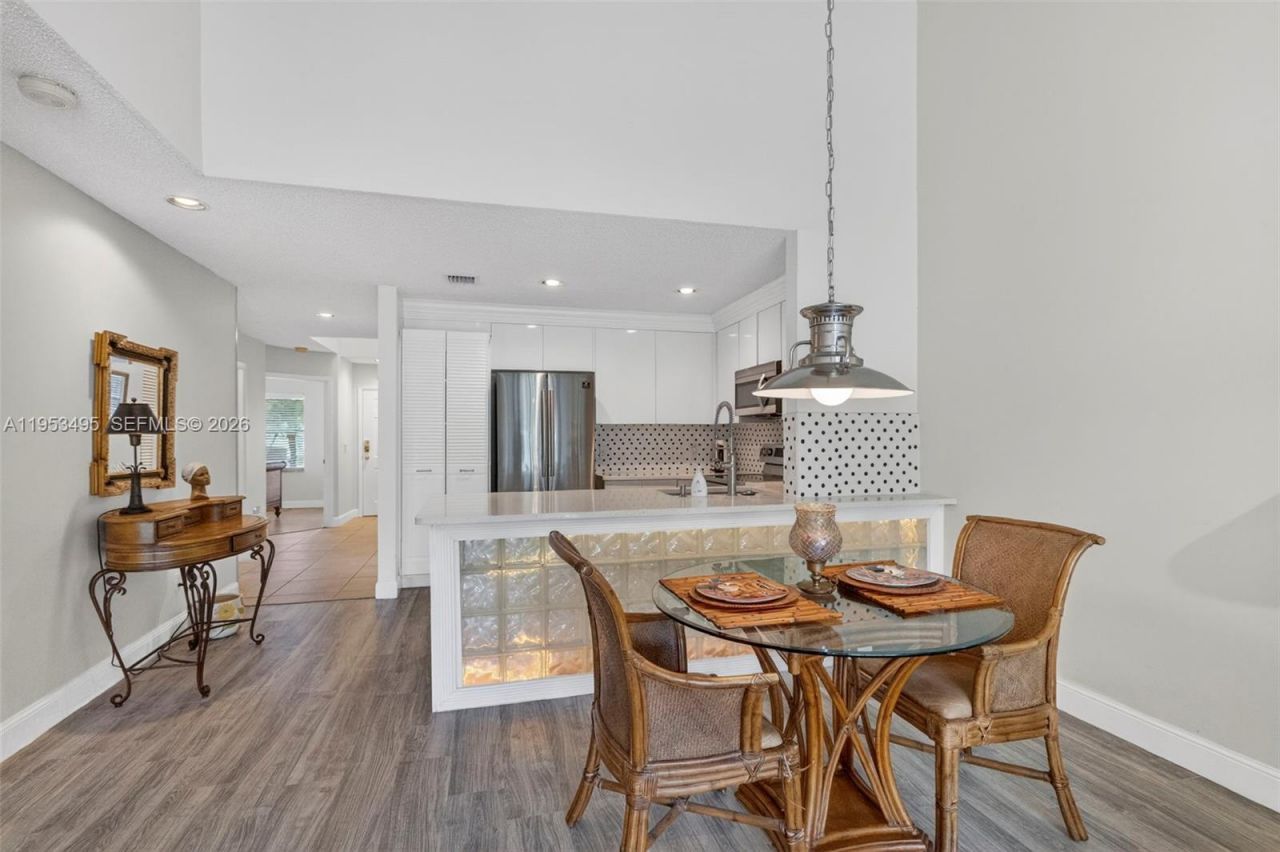 6744 N Pine Island Rd, Tamarac, FL 33321 Photo