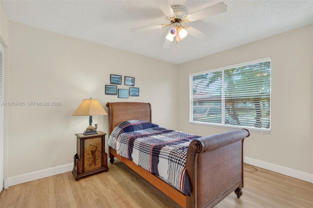 6744 N Pine Island Rd, Tamarac, FL 33321 Photo