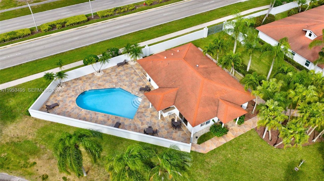 6744 N Pine Island Rd, Tamarac, FL 33321 Photo