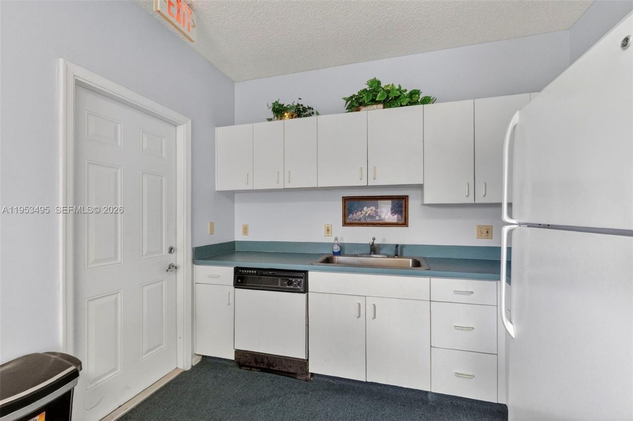 6744 N Pine Island Rd, Tamarac, FL 33321 Photo