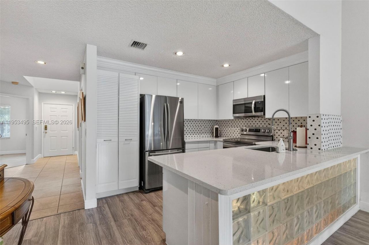 6744 N Pine Island Rd, Tamarac, FL 33321 Photo