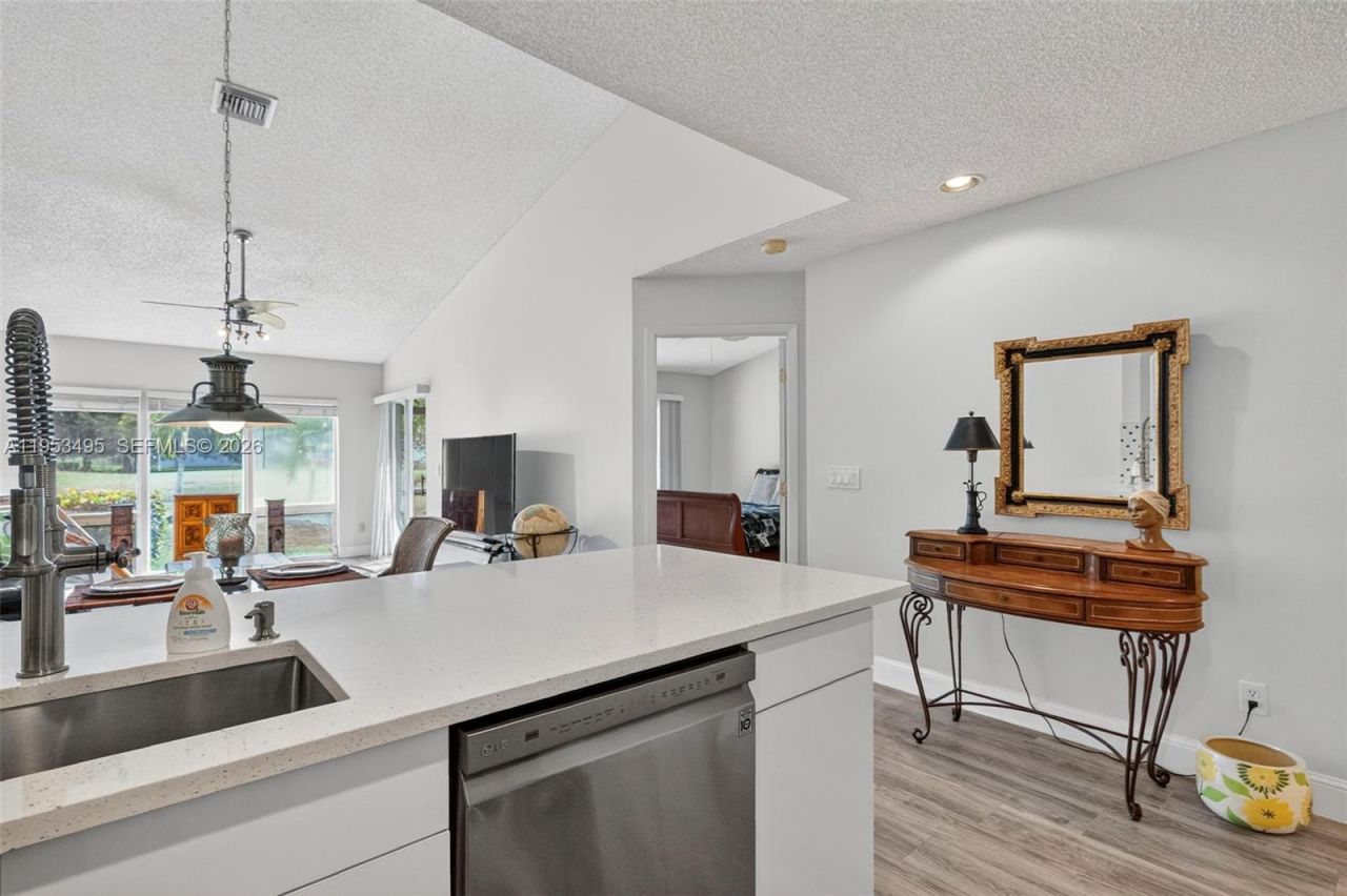 6744 N Pine Island Rd, Tamarac, FL 33321 Photo