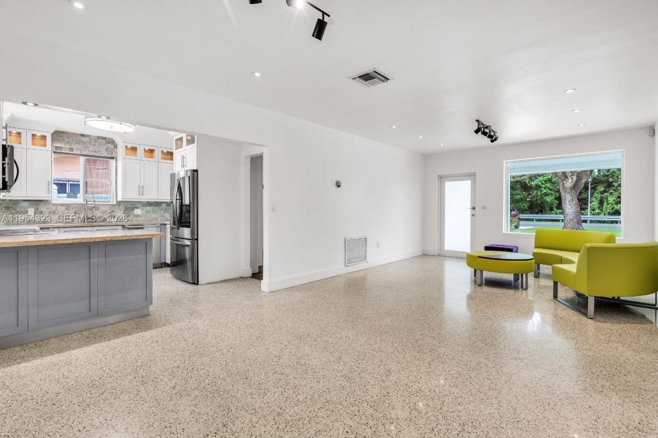 1040 N Royal Poinciana Blvd , Miami Springs, FL 33166 Photo