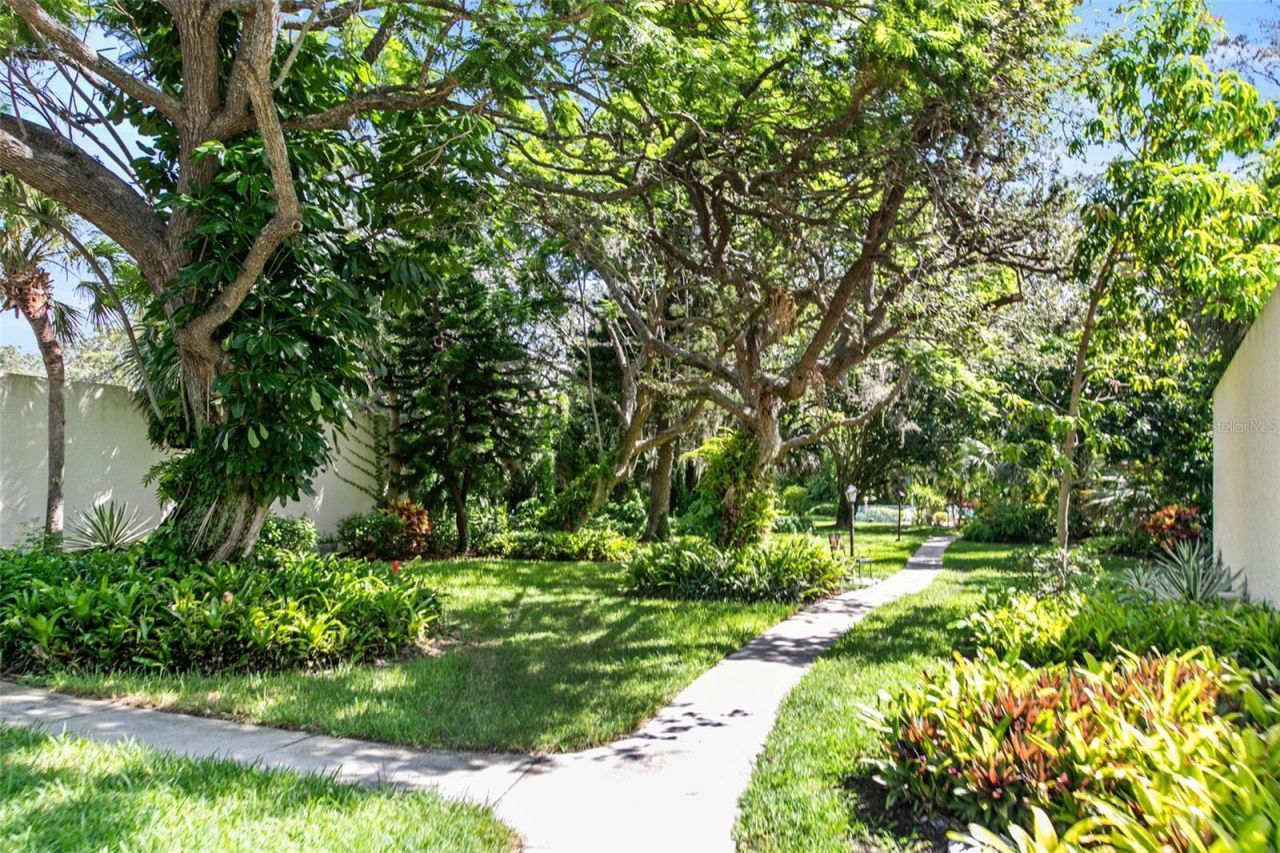 611 Woodlawn Drive, Unit 611, Bradenton, FL 34210 Photo