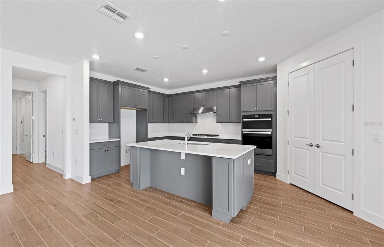 37864 Gunnison Drive, Zephyrhills, FL 33540 Photo