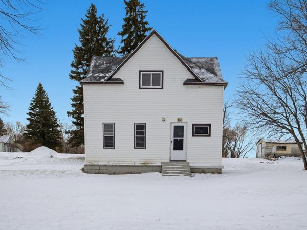 842 Center Street, Enderlin, ND 58027