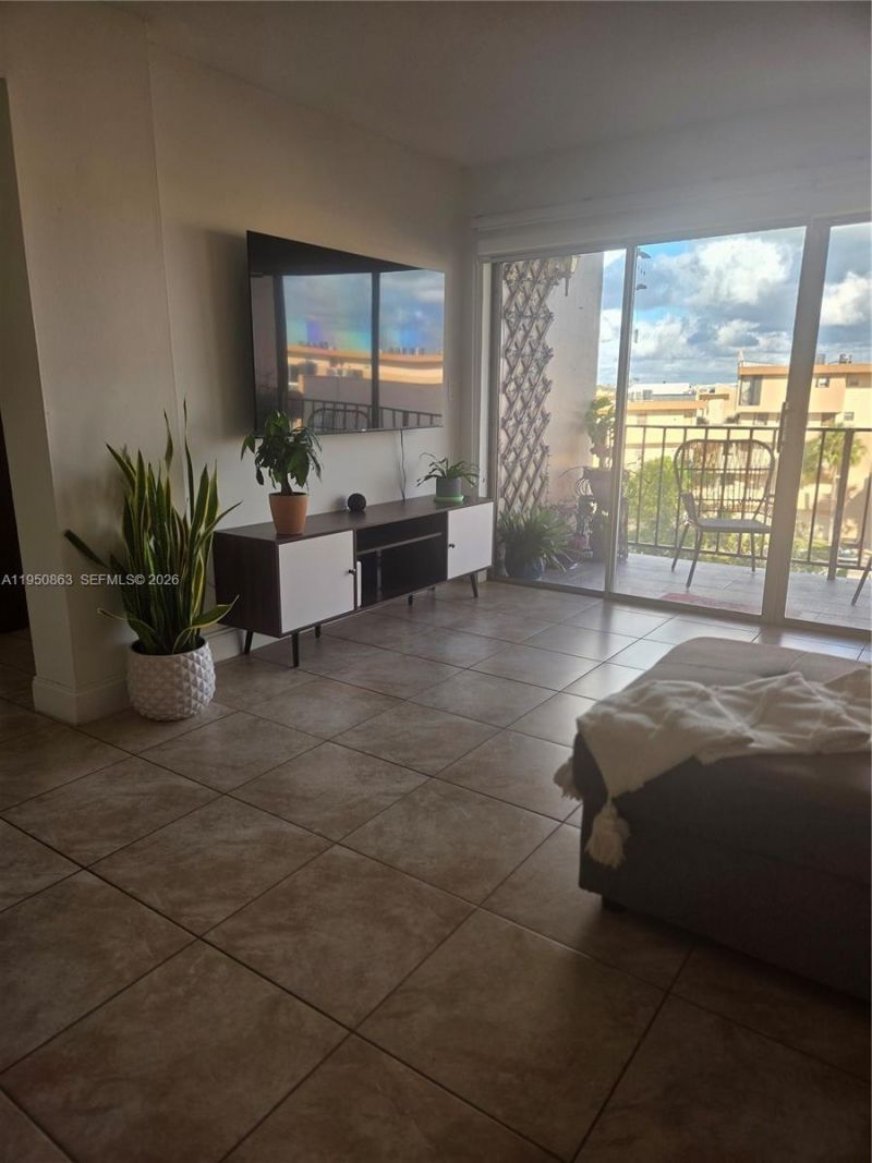 8889 Fontainebleau Blvd , Unit 501, Miami, FL 33172 Photo