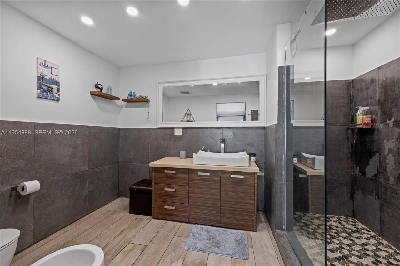 1041 NW 73rd St, Miami, FL 33150 Photo