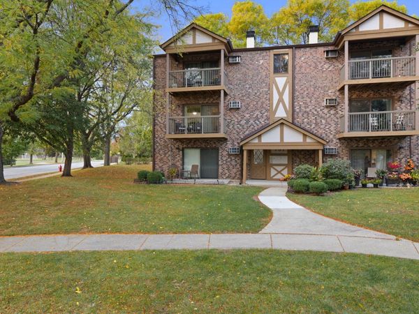 751 S DWYER Avenue, Unit F, Arlington Heights, IL 60005