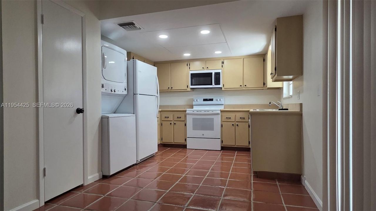 180 E Cypress Way, Unit E230, Naples, FL 34110 Photo