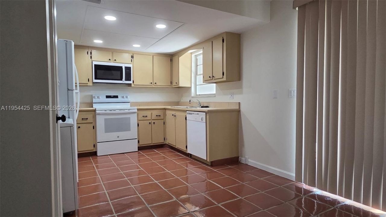 180 E Cypress Way, Unit E230, Naples, FL 34110 Photo