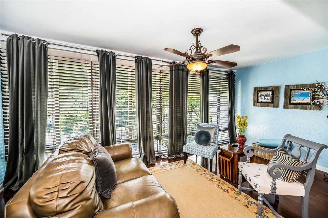 990 San Carlos Court Ne, Saint Petersburg, FL 33702 Photo