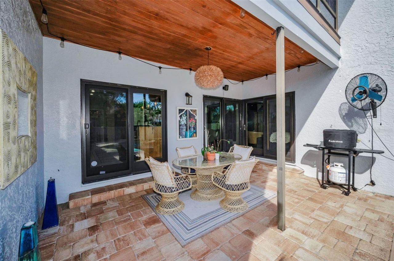 990 San Carlos Court Ne, Saint Petersburg, FL 33702 Photo