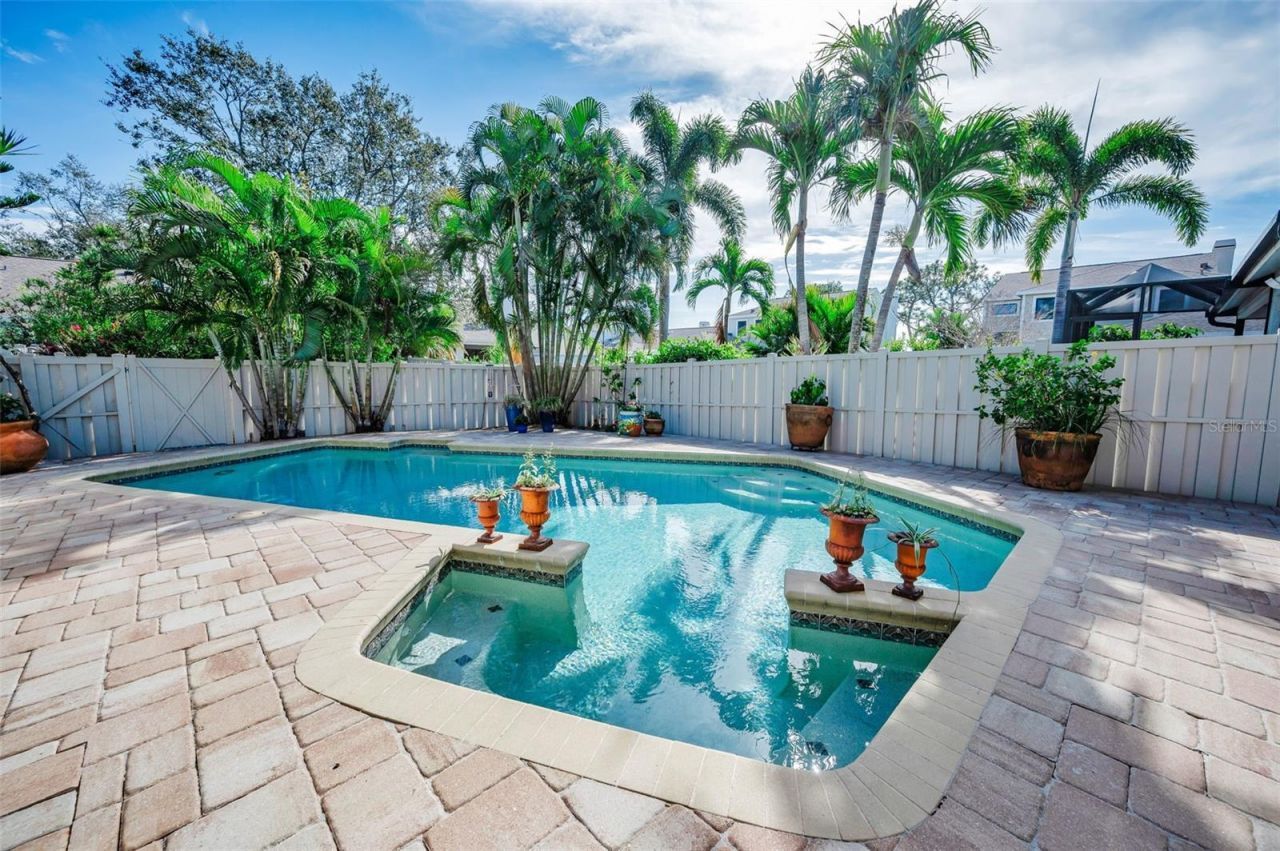 990 San Carlos Court Ne, Saint Petersburg, FL 33702 Photo