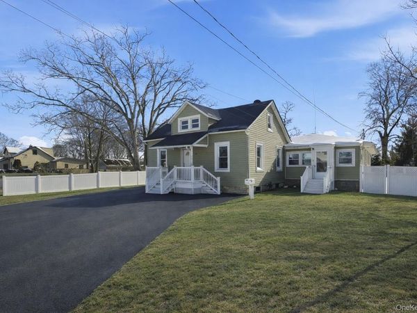 78 Roslyn Street, Islip Terrace, NY 11752