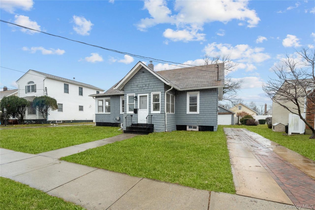 172 Juanita Avenue, Freeport, NY 11520 Main Photo