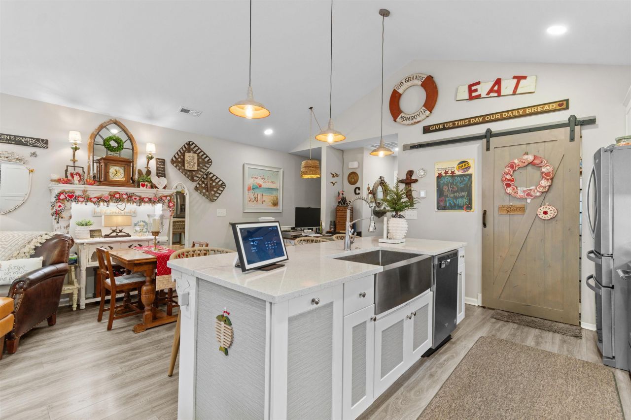 220 Kings Crossing Loop Photo 7