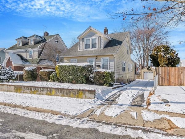 36 Frost Pond Road, Glen Cove, NY 11542