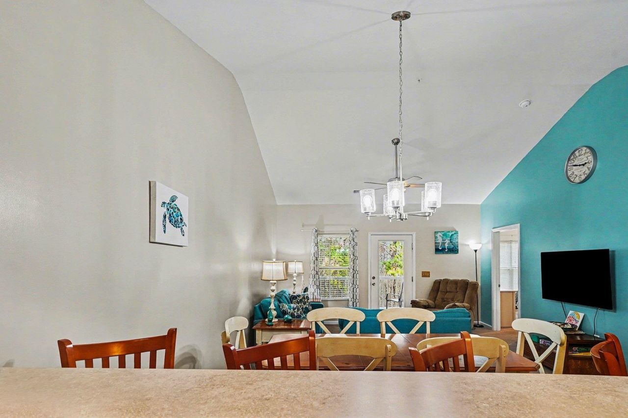 6253 Catalina Dr. Photo 9