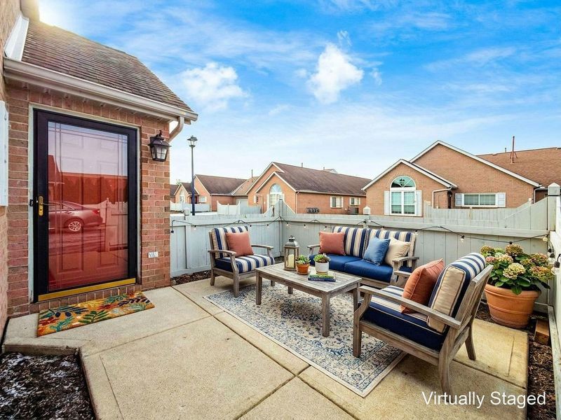4920 Meadow Run Drive, Hilliard, OH 43026 Photo 2