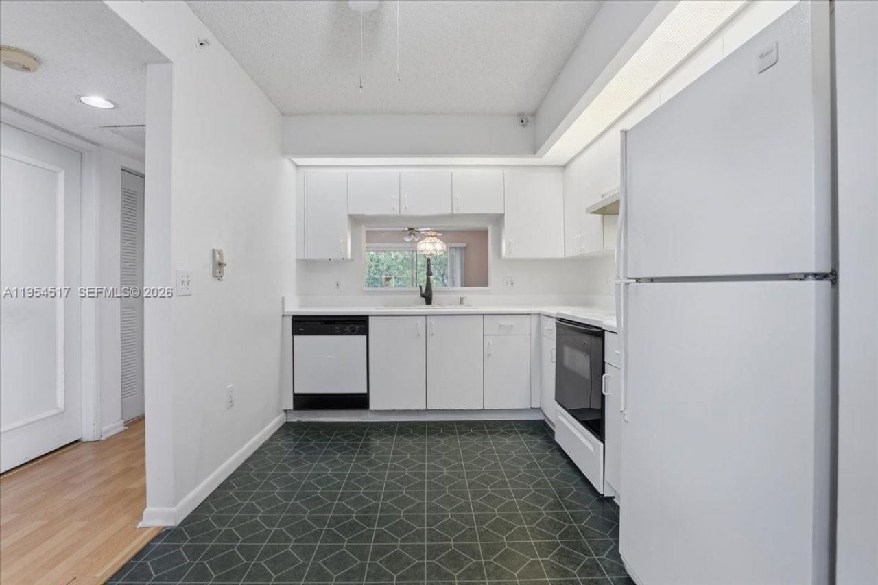 601 SW 142nd Ave , Unit 304Q, Pembroke Pines, FL 33027 Photo