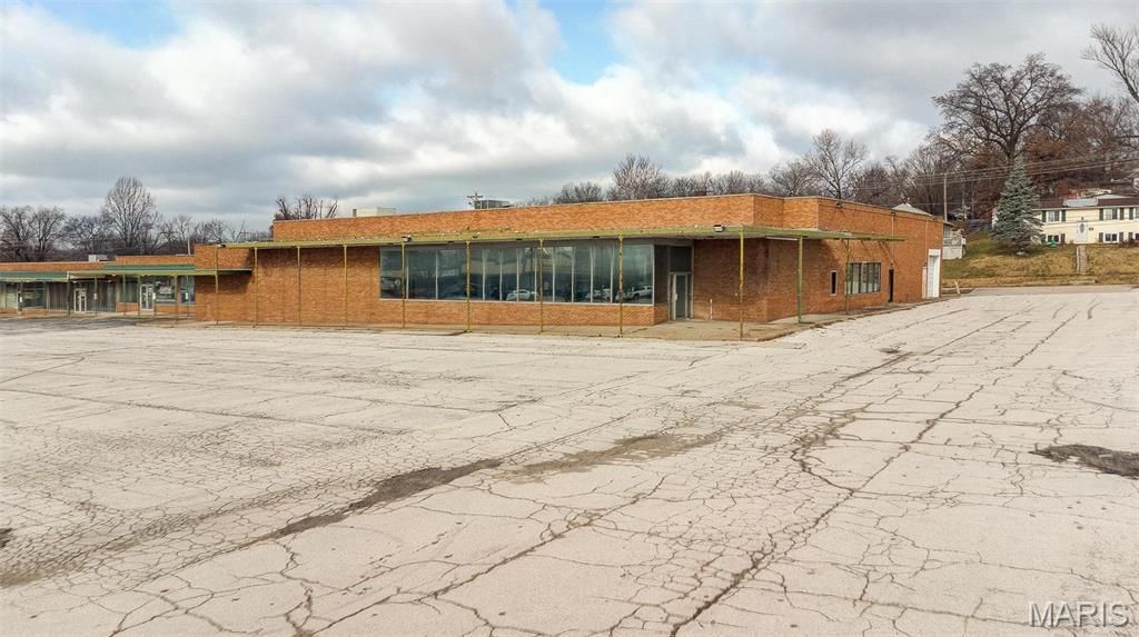 655 Berkshire Boulevard, East Alton, IL 62024 Main Photo