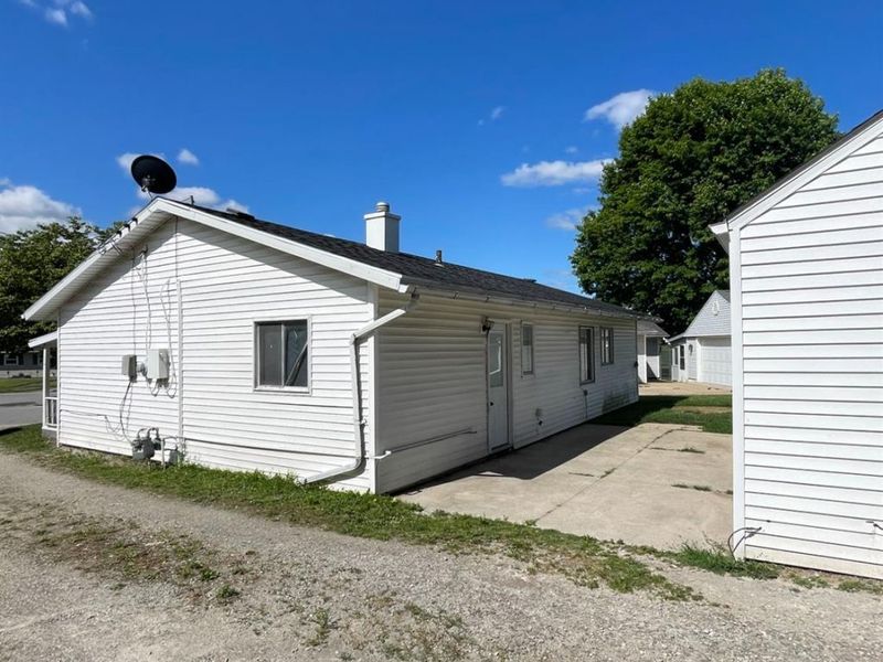 140 Crystal Court, Bellevue, OH 44811 Photo 2