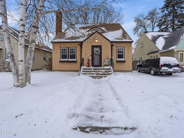 1010 CHESTNUT Street, Grand Forks, ND 58201