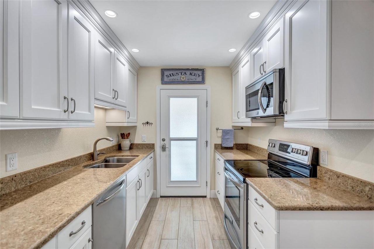 137 Avenida Messina, Unit 3, Sarasota, FL 34242 Photo