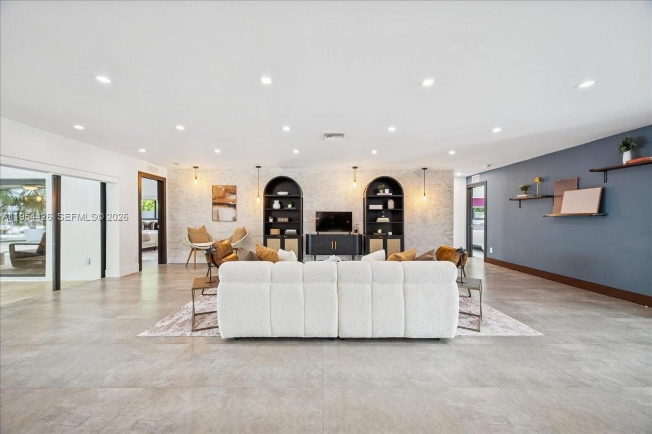 2305 Magnolia Dr, North Miami, FL 33181 Photo