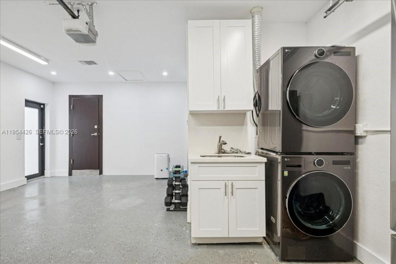 2305 Magnolia Dr, North Miami, FL 33181 Photo