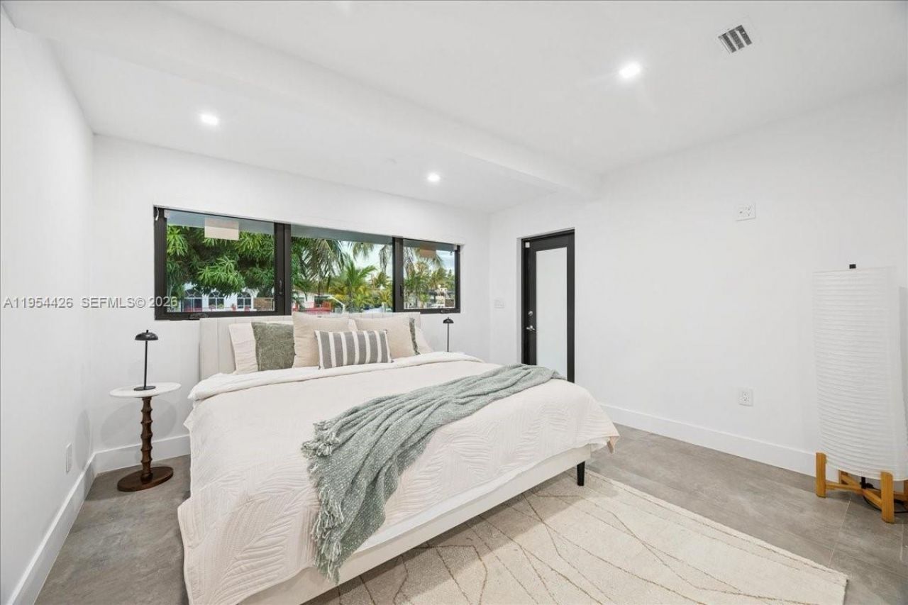 2305 Magnolia Dr, North Miami, FL 33181 Photo