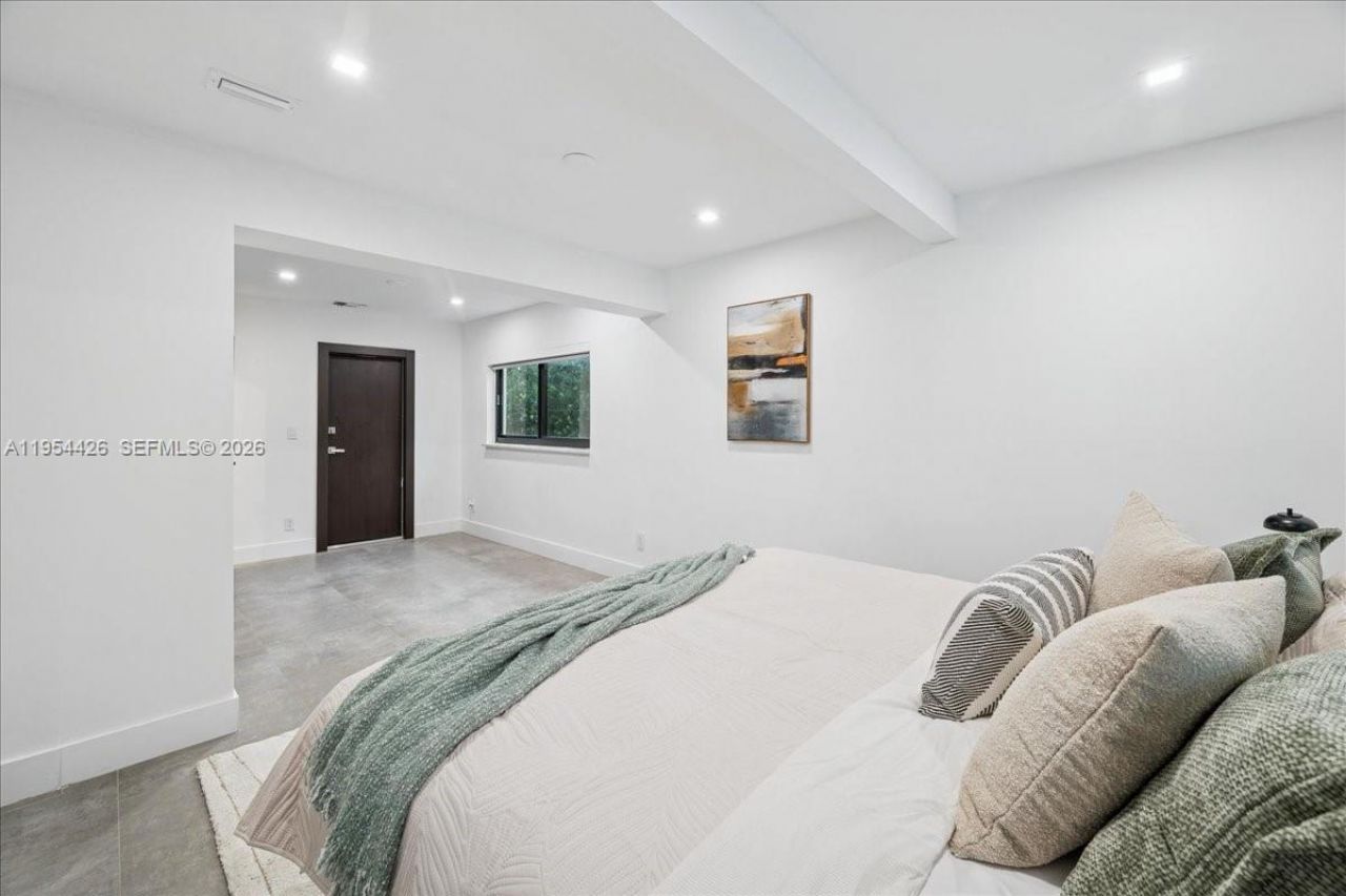 2305 Magnolia Dr, North Miami, FL 33181 Photo