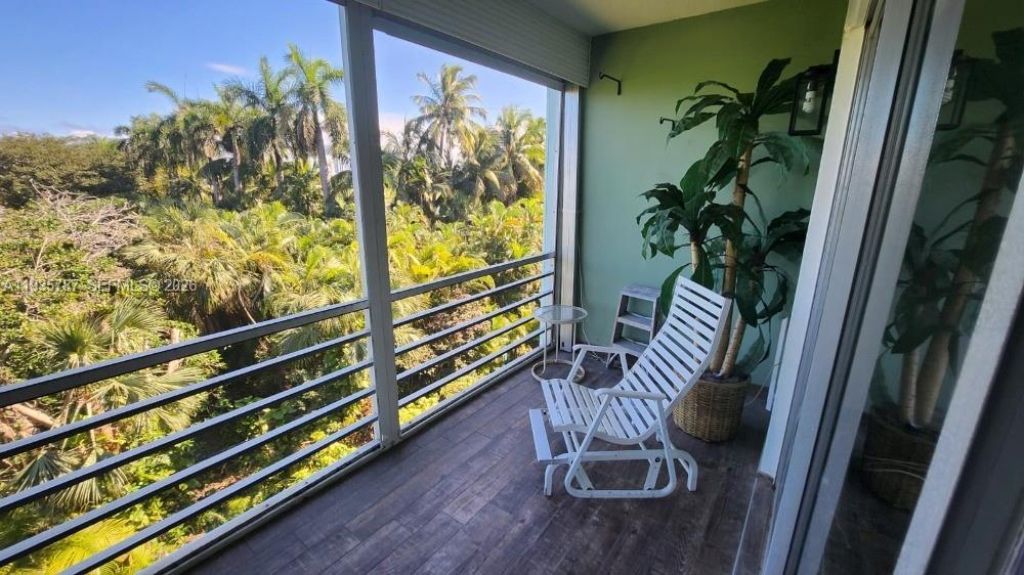 700 NE 14th Ave, Unit 401, Hallandale Beach, FL 33009 Photo