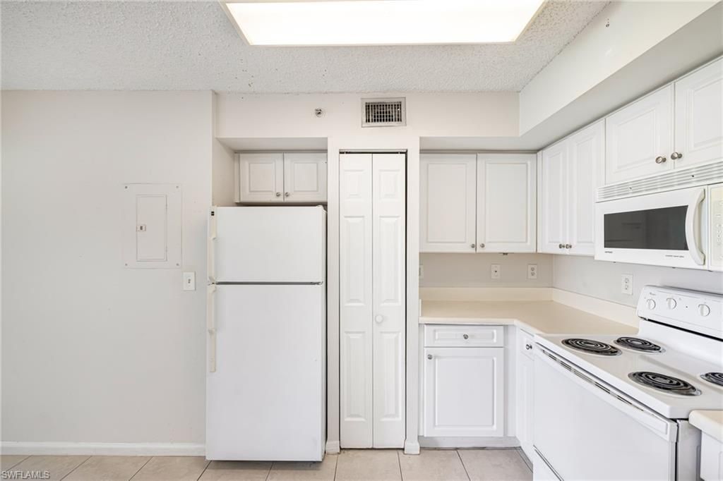 1265 Wildwood Lakes Blvd, Unit 106, Naples, FL 34104 Photo